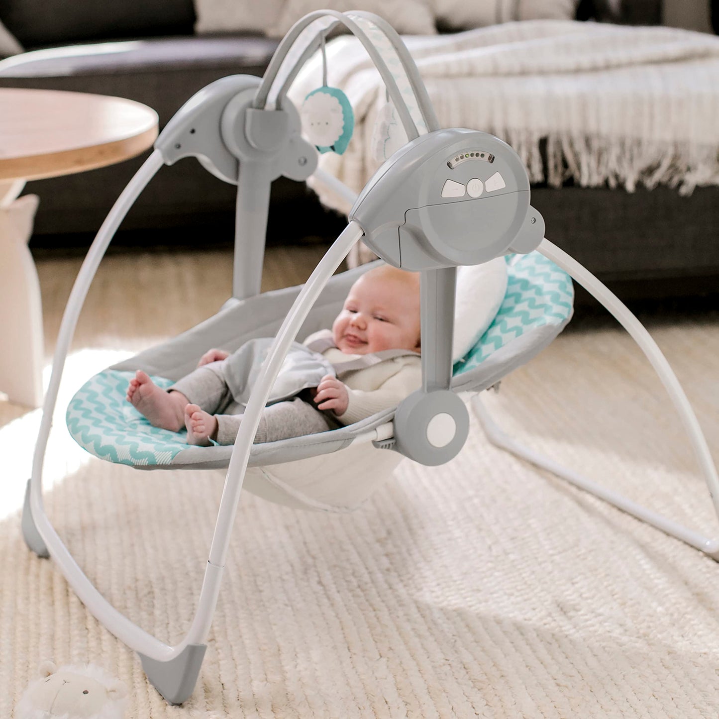 Ingenuity, tragbare Babyschaukel, Cuddle lamp - mit Melodien, Zeit- und Schaukeleinstellung