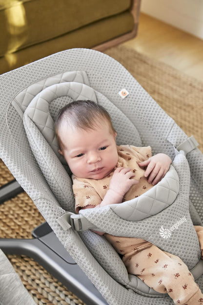 Ergobaby 3-in-1 Evolve Bouncer, Ergonomische Babywippe für Neugeborene ab Geburt bis zum Kleinkind, Babyschaukel mit Neugeboreneneinsatz (2,5 kg - 13,2 kg), Midnight Blue