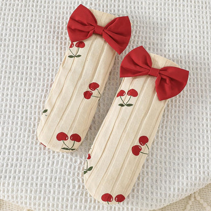 Neugeborenes Mädchen Erdbeerkleid Valentinstag Outfit Langarm Rippstrick Kleid mit Herzchenprint mit Stirnband und Söckchen Bekleidungsset