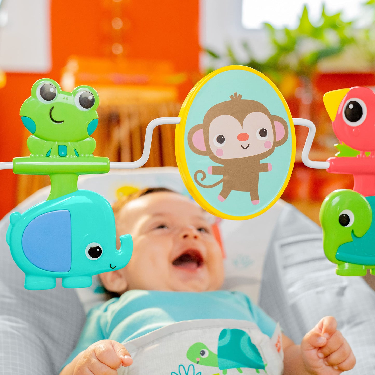 Bright Starts, Babywippe Babyschaukel Safari Fun mit Beruhigenden Vibrationen, Spielbogen mit 2 Spielzeugen, 3-Punkte-Gurt Sitz, Maschinenwaschbares Sitzpolster, ab der Geburt bis 9kg