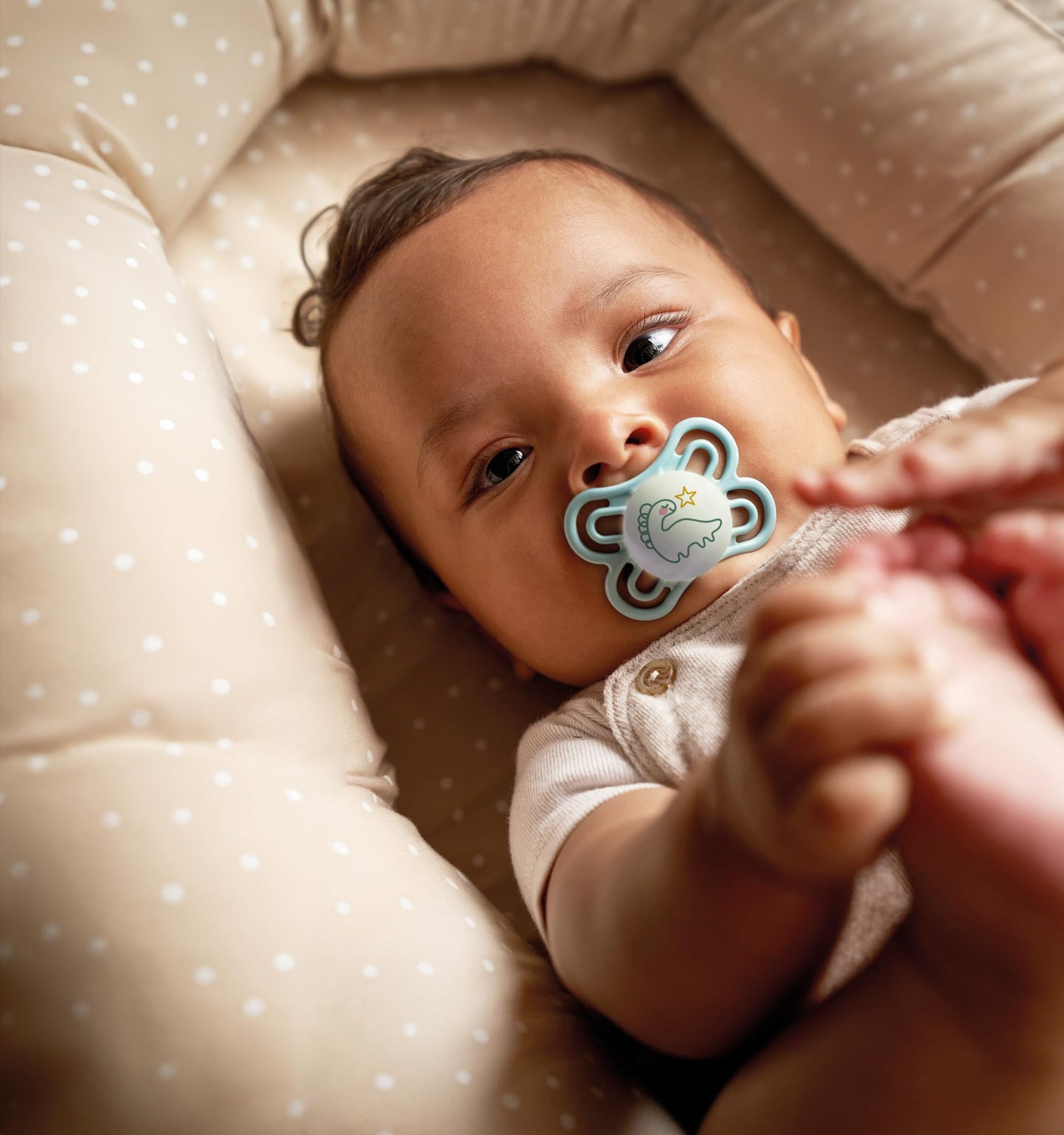 MAM Perfect Day & Night Schnuller | 0-6 Monate | Babyschnuller für Neugeborene | 94% Akzeptanz | beugt Zahnfehlstellungen vor | mit Zahnmedizinern entwickelt| SkinSoft Silikon |Igel/Schaf | 4 Stück