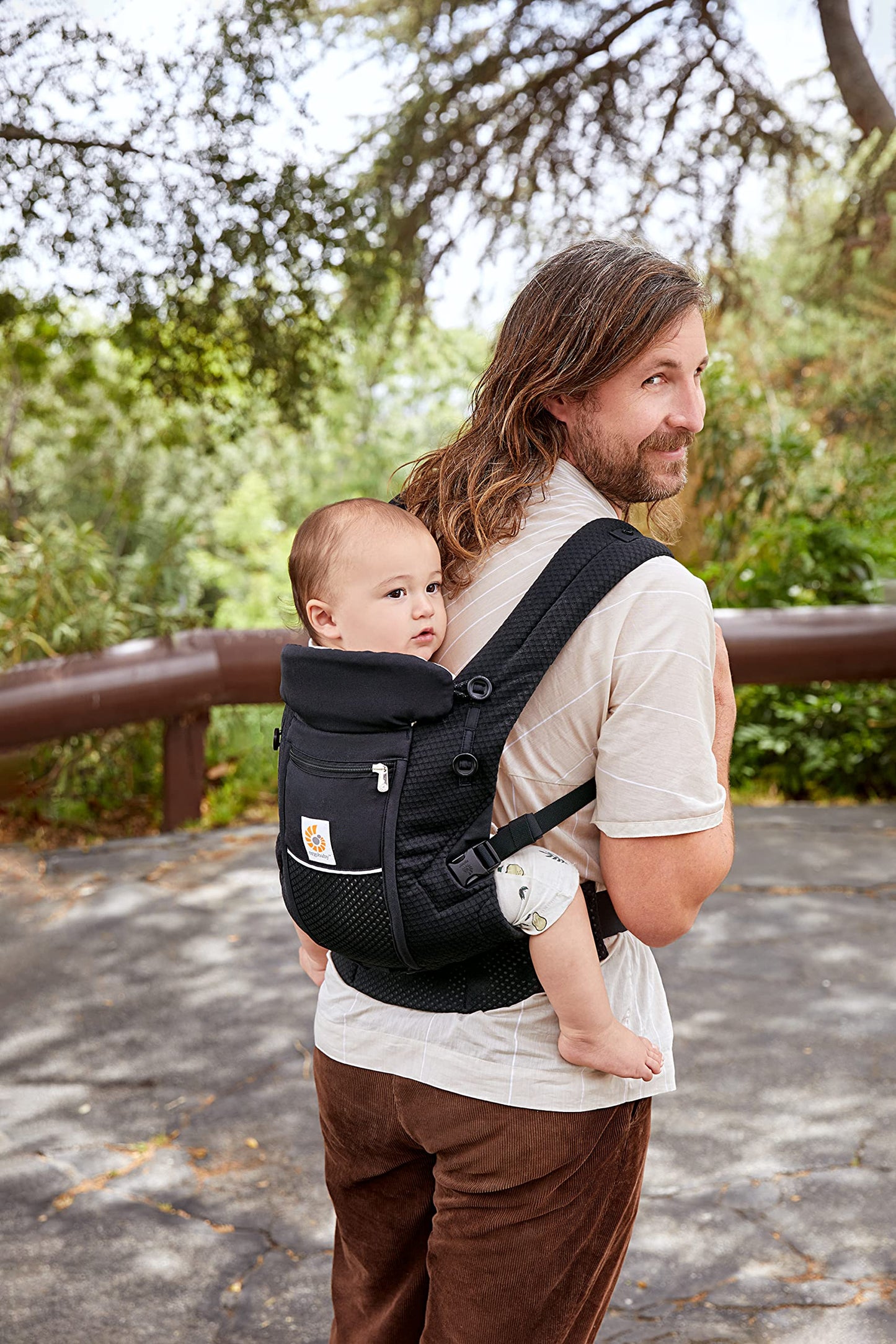 Ergobaby Adapt Babytrage für Neugeborene ab Geburt, 3-Positionen SoftFlex Mesh Ergonomische Babybauchtrage Rückentrage Baby-Tragetasche, Natural Beige, 1 Einheit