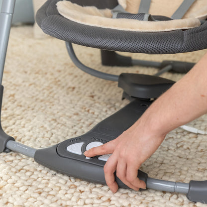 Ingenuity Hugs & Hoots zusammenklappbare & tragbare Babyschaukel, 5 Schaukelgeschwindigkeiten, 8 Melodien, 3 Naturgeräusche, Lautstärkeregulierung und Spielzeugbügel, ab der Geburt bis 9kg