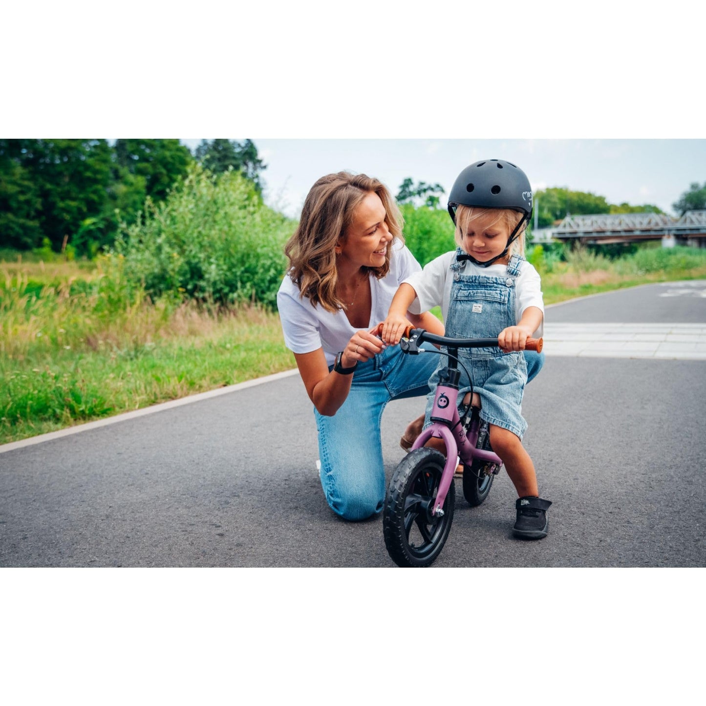 MoMi Mimi Kinderhelm verstellbar, Kopfumfang 47 – 58 cm (1-4 Jahre), stoß- und schlagfester Fahrradhelm für Kinder, 11 Lüftungsöffnungen, Schaumstoffpolsterung, Einstellbarer Kinnriemen