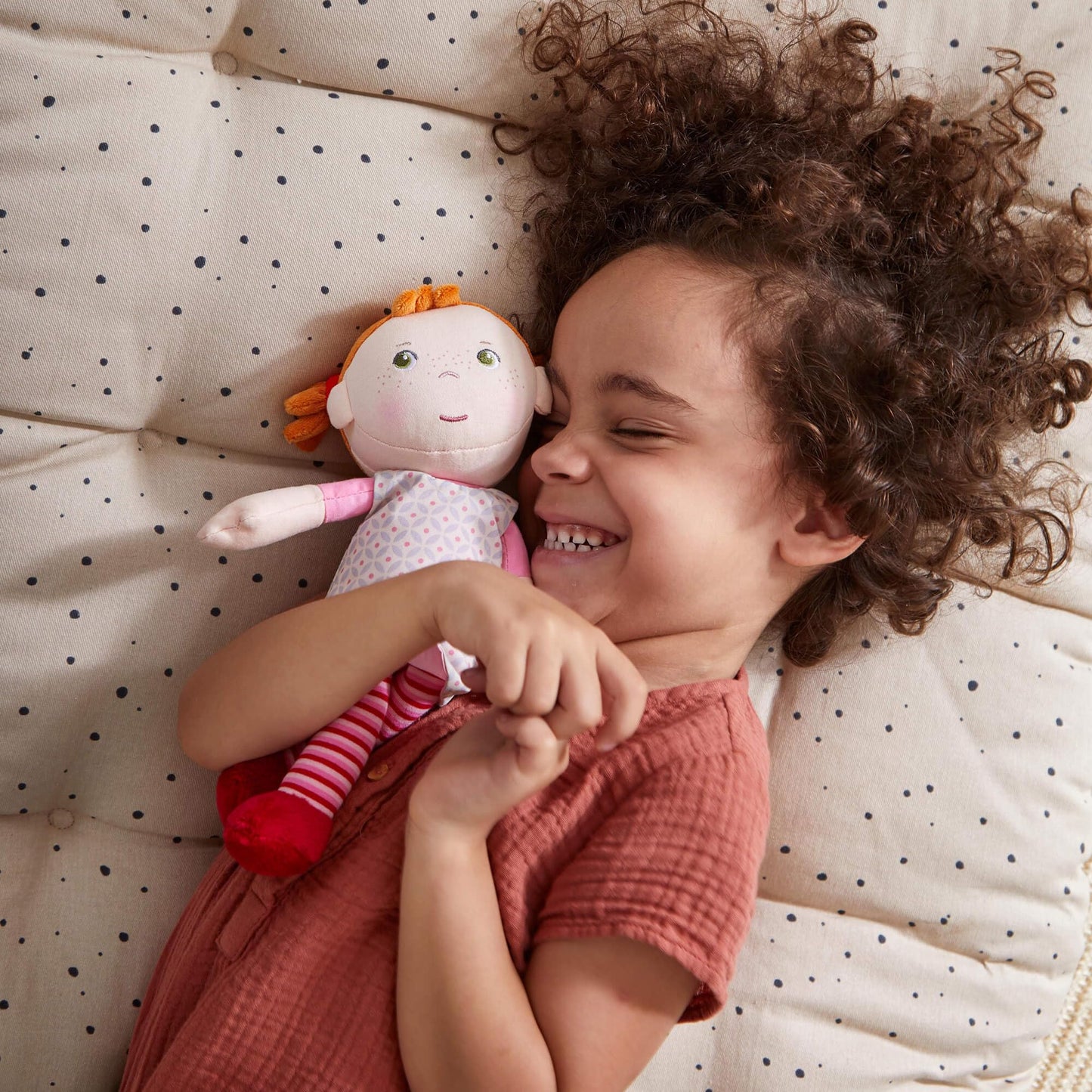 HABA Kuschelpuppe Roya – Weiche Stoffpuppe 25 cm, ideal für Babys und Kleinkinder – waschbar bei 30 °C, ab 6 Monaten – 1303730001