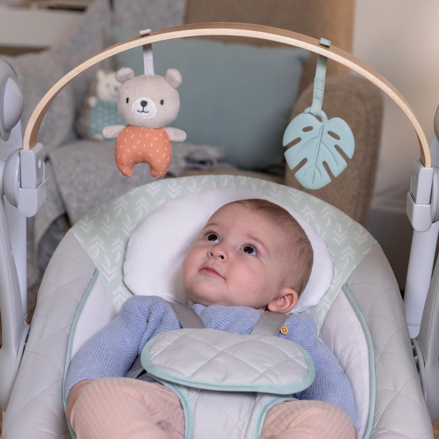 Ingenuity Hugs & Hoots zusammenklappbare & tragbare Babyschaukel, 5 Schaukelgeschwindigkeiten, 8 Melodien, 3 Naturgeräusche, Lautstärkeregulierung und Spielzeugbügel, ab der Geburt bis 9kg