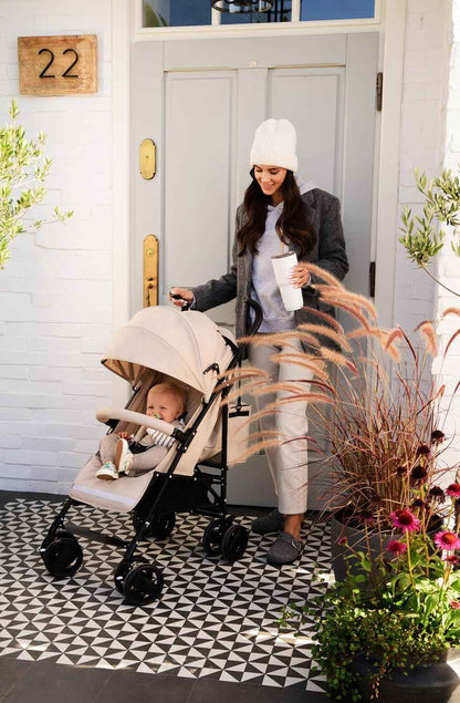 MoMi AKIRA Kinderbuggy Kinderwagen ab 6 Monaten (bis 15 kg), verstellbarer 5-Punkt-Sicherheitsgurt, Babytasche, Einkaufskorb, Regen- und Insektenschutz.