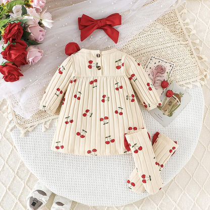 Neugeborenes Mädchen Erdbeerkleid Valentinstag Outfit Langarm Rippstrick Kleid mit Herzchenprint mit Stirnband und Söckchen Bekleidungsset