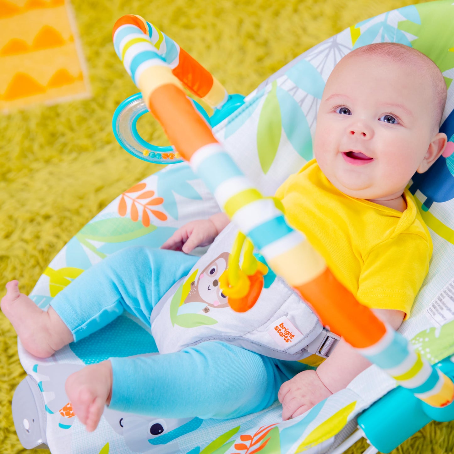 Bright Starts, Babywippe Babyschaukel Safari Fun mit Beruhigenden Vibrationen, Spielbogen mit 2 Spielzeugen, 3-Punkte-Gurt Sitz, Maschinenwaschbares Sitzpolster, ab der Geburt bis 9kg