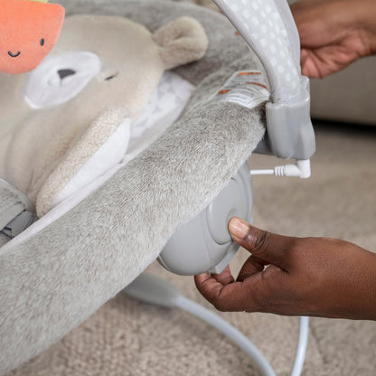 Ingenuity, InLighten Babywippe Babyschaukel mit Lichtern, Nate Bunny, Spielzeugleiste, Vibrationen, Geräuschen, Tummy Time Kissenmatte, bis zu 20 lbs, Neugeborenes+