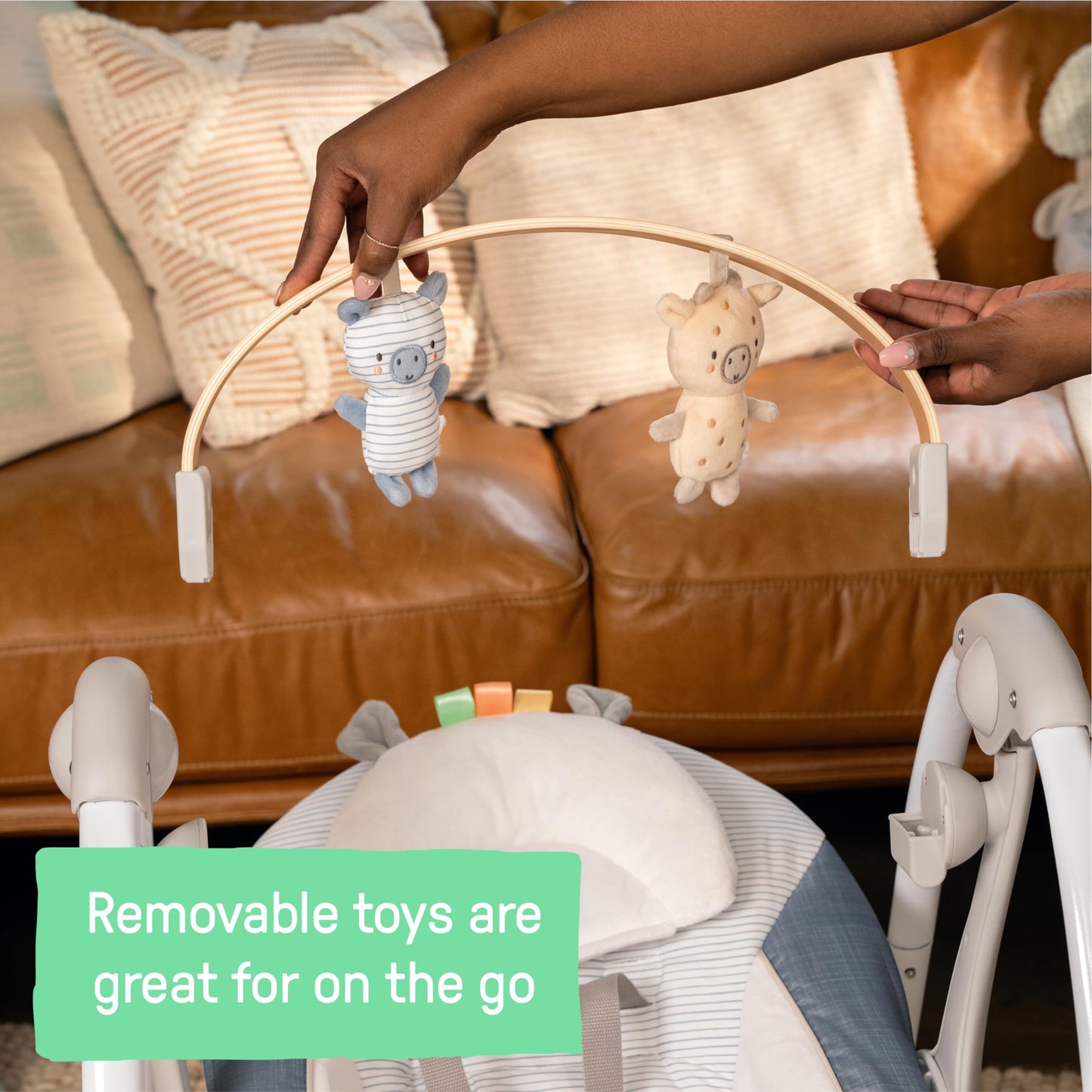 Ingenuity Hugs & Hoots zusammenklappbare & tragbare Babyschaukel, 5 Schaukelgeschwindigkeiten, 8 Melodien, 3 Naturgeräusche, Lautstärkeregulierung und Spielzeugbügel, ab der Geburt bis 9kg
