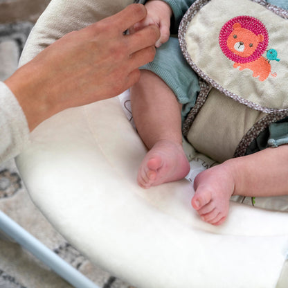Ingenuity, tragbare Babyschaukel, Cuddle lamp - mit Melodien, Zeit- und Schaukeleinstellung