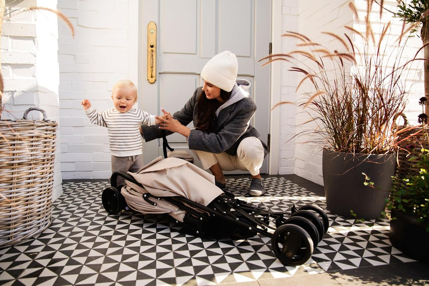MoMi AKIRA Kinderbuggy Kinderwagen ab 6 Monaten (bis 15 kg), verstellbarer 5-Punkt-Sicherheitsgurt, Babytasche, Einkaufskorb, Regen- und Insektenschutz.