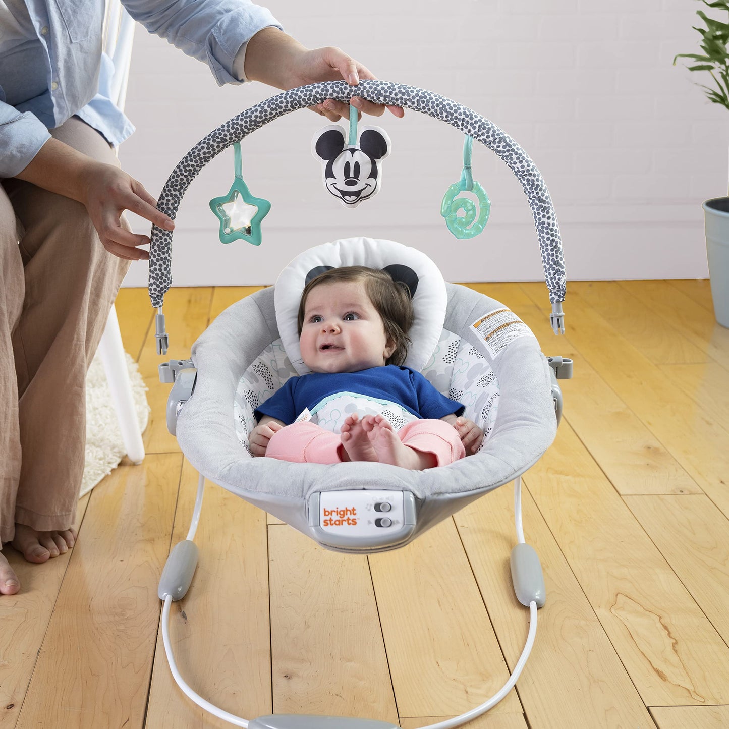 Bright Starts, Disney Baby, Winnie the Pooh Babywippe Babyschaukel mit Vibrationen, Automatischer Ausschaltfunktion, Melodien, Lautstärkeregler, Abnehmbarer Kopfstütze und Spielbogen