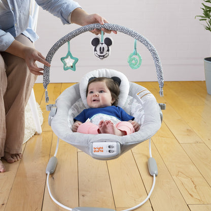 Bright Starts, Disney Baby, Winnie the Pooh Babywippe Babyschaukel mit Vibrationen, Automatischer Ausschaltfunktion, Melodien, Lautstärkeregler, Abnehmbarer Kopfstütze und Spielbogen