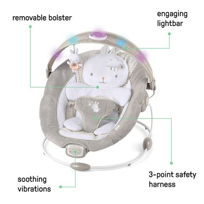 Ingenuity, InLighten Babywippe Babyschaukel mit Lichtern, Nate Bunny, Spielzeugleiste, Vibrationen, Geräuschen, Tummy Time Kissenmatte, bis zu 20 lbs, Neugeborenes+