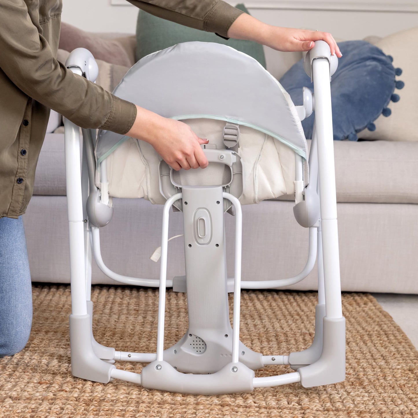 Ingenuity Hugs & Hoots zusammenklappbare & tragbare Babyschaukel, 5 Schaukelgeschwindigkeiten, 8 Melodien, 3 Naturgeräusche, Lautstärkeregulierung und Spielzeugbügel, ab der Geburt bis 9kg