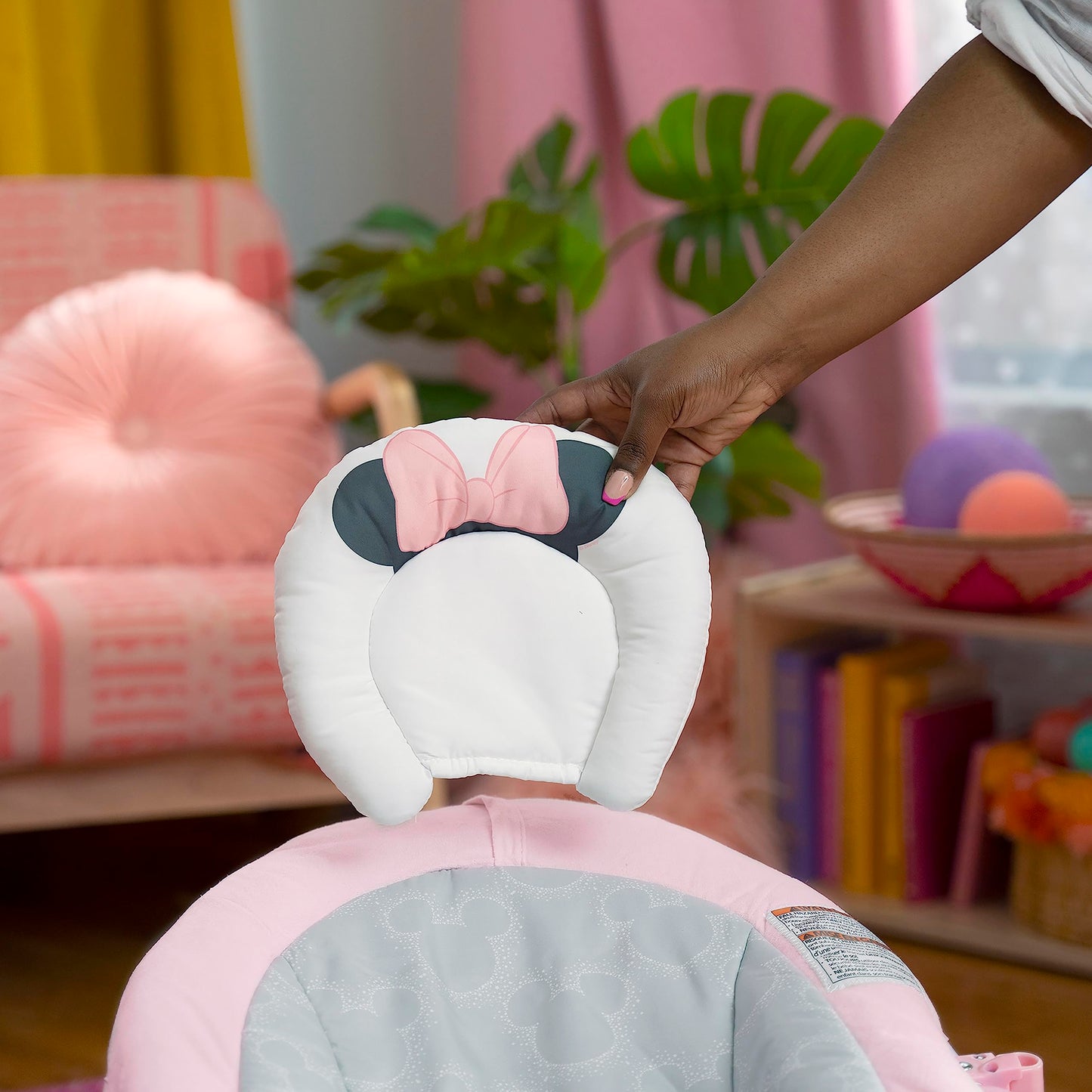 Bright Starts, Minnie Maus Rosy Skies vibrierende Babywippe Babyschaukel mit Musik, Lautstärkeregler, 3 Spielzeugen, Sicherheitsgurt, rutschfesten Füßen und mehr, Minnie Mouse, 1 Stück (1er Pack)