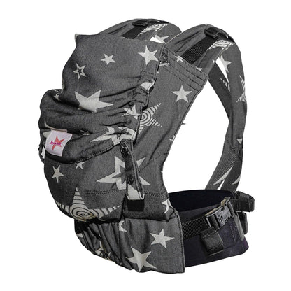 KOKADI Flip X Diorite Stars (Unisize)-Perfekte Kombi aus Fullbuckle & dem Tragen überkreuzt -Ab Geburt - 15 kg,handgefertigt aus 100%Bio-Baumwolle –Ergonomische Babybauchtrage Rückentrage Tragetasche