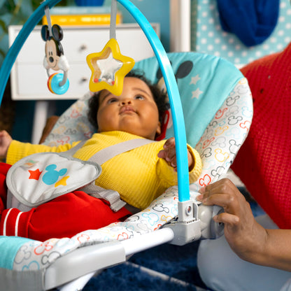 Bright Starts, Disney Baby Minnie Mouse Forever Besties, Wippe für Babies und Kleinkinder, mit beruhigenden Vibrationen, abnehmbarem Spielzeugbogen und 2 Spielzeugen, rose, 12209