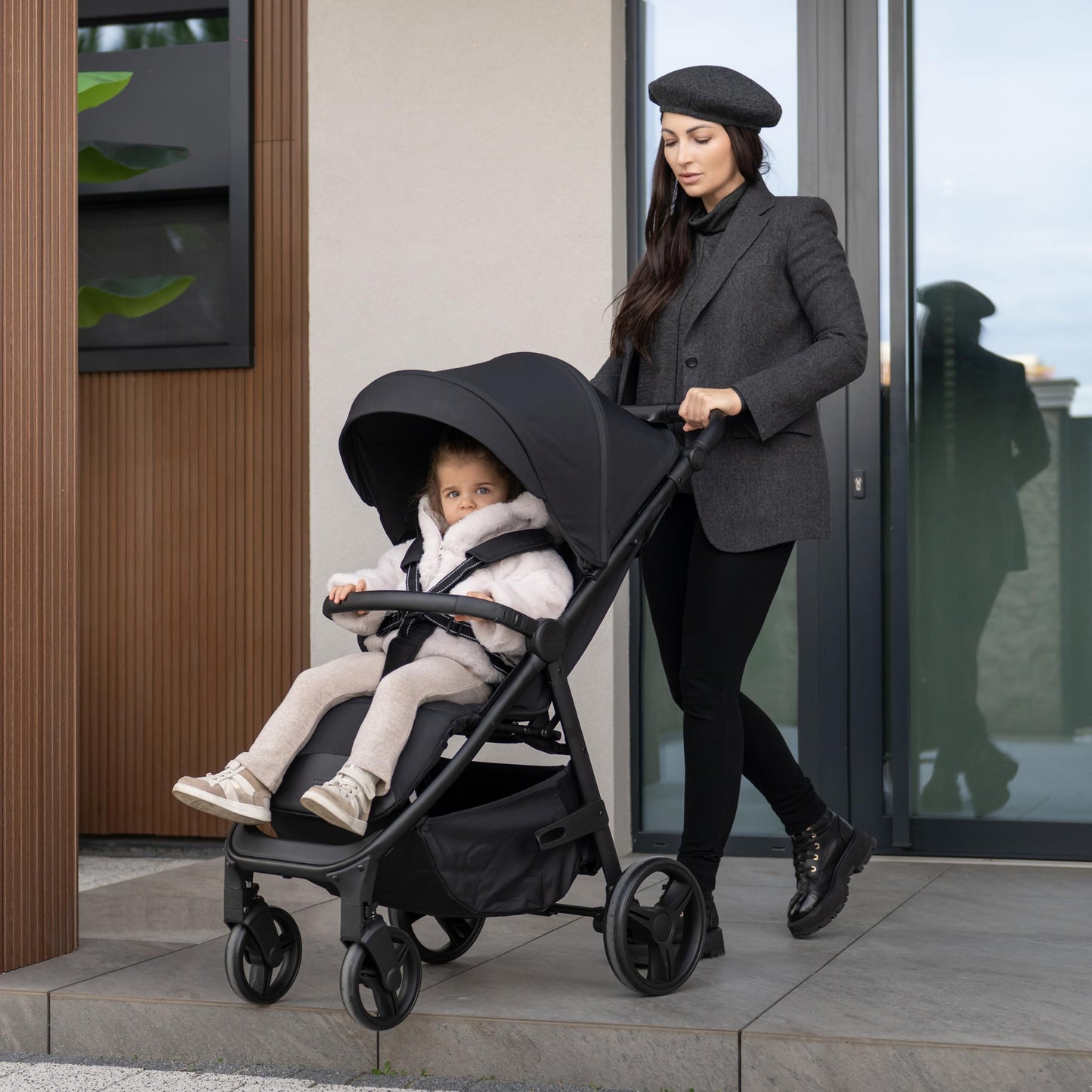 KikkaBoo Reisebuggy Kinderwagen URBAN, Buggy mit Liegefunktion ab Geburt bis 22 kg, Klein Zusammenklappbar, Leicht, EVA Räder mit Federung, Höhenverstellbarer Griff, Beige