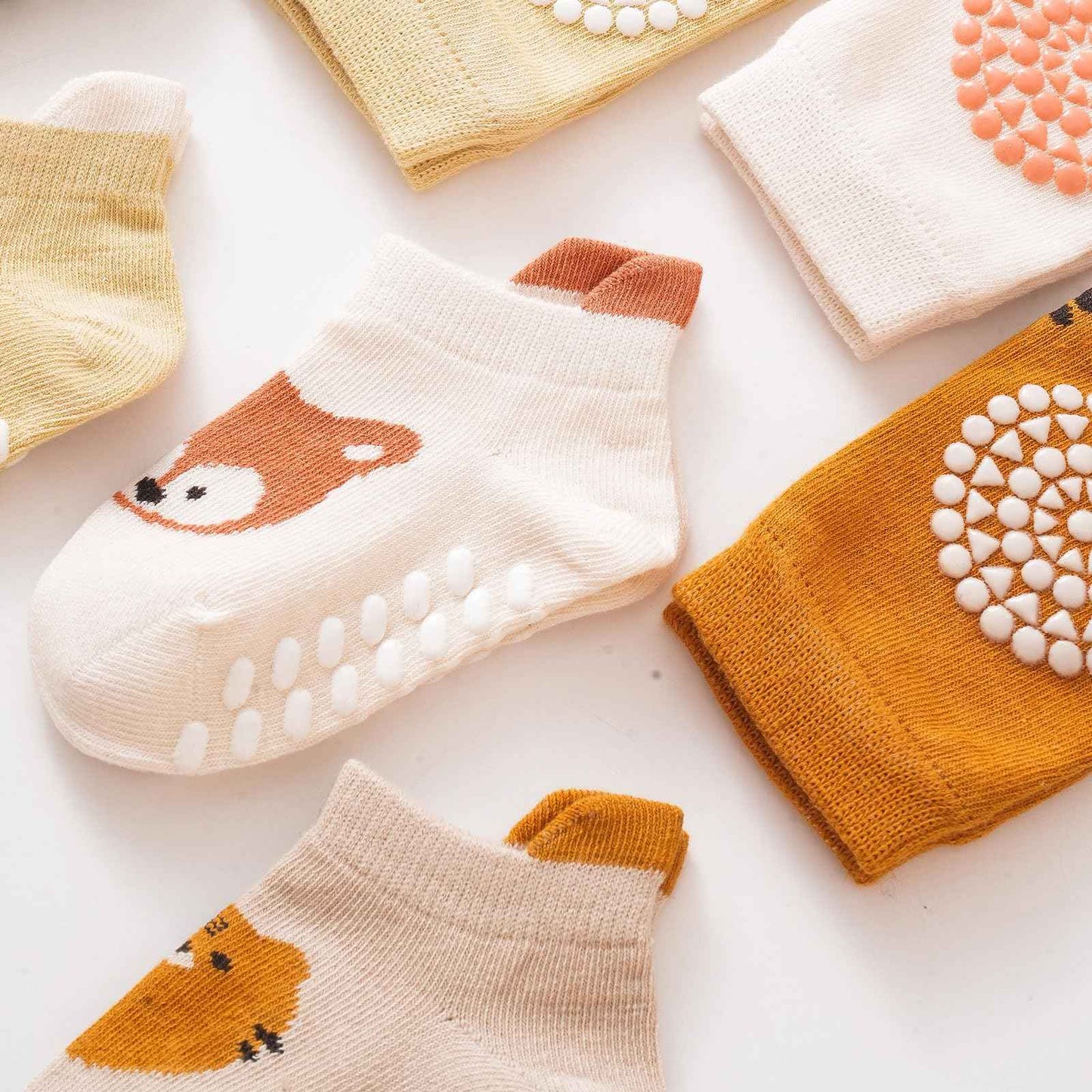 3 Paar Baby Knieschoner und 3 Paar Baby Socken Baby Krabbeln set, Anti Rutsch mit Gummipunkte Krabbelschoner Stulpen Knieschützer für Kleinkinder 0-12 Monate
