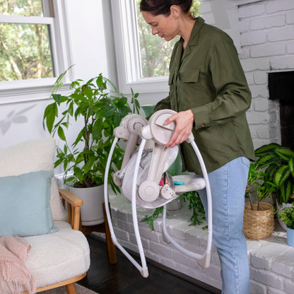 Ingenuity, tragbare Babyschaukel, Cuddle lamp - mit Melodien, Zeit- und Schaukeleinstellung
