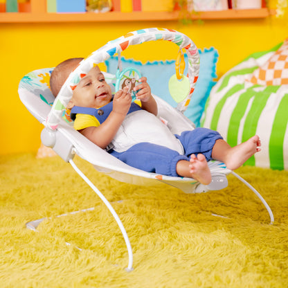 Bright Starts, Babywippe Babyschaukel Safari Fun mit Beruhigenden Vibrationen, Spielbogen mit 2 Spielzeugen, 3-Punkte-Gurt Sitz, Maschinenwaschbares Sitzpolster, ab der Geburt bis 9kg