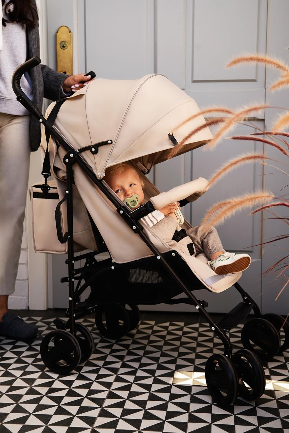 MoMi AKIRA Kinderbuggy Kinderwagen ab 6 Monaten (bis 15 kg), verstellbarer 5-Punkt-Sicherheitsgurt, Babytasche, Einkaufskorb, Regen- und Insektenschutz.