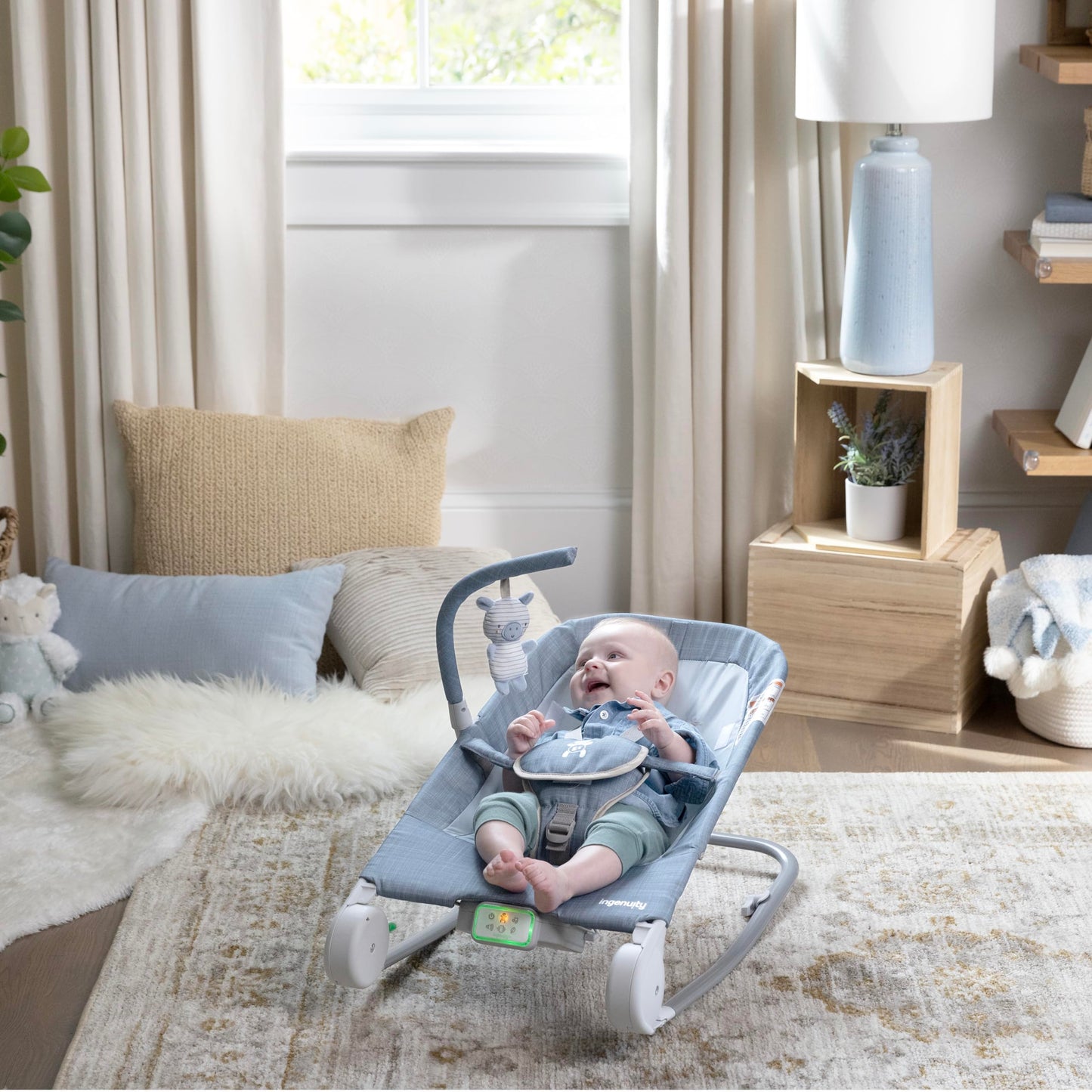Ingenuity, Cuddle Lamb Babywippe Babyschaukel mit Schaukelfunktion und Vibrationen, Spielbogen mit 2 Plüsch Spielzeug, Musik, 4 Naturgeräuschen und Lautstärkeregler, ab Geburt bis 18 kg