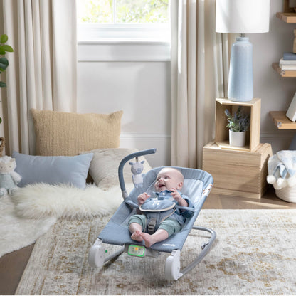 Ingenuity, Cuddle Lamb Babywippe Babyschaukel mit Schaukelfunktion und Vibrationen, Spielbogen mit 2 Plüsch Spielzeug, Musik, 4 Naturgeräuschen und Lautstärkeregler, ab Geburt bis 18 kg