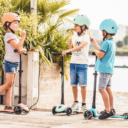 Scoot and Ride Babyhelm mit verstellbaren Trägern, Mattes Finish, Größen XXS, inklusive LED-Sicherheitslicht und weicher Fleece-Polsterung für zusätzlichen Schutz