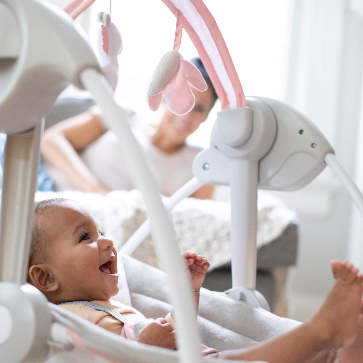 Ingenuity, tragbare Babyschaukel, Cuddle lamp - mit Melodien, Zeit- und Schaukeleinstellung