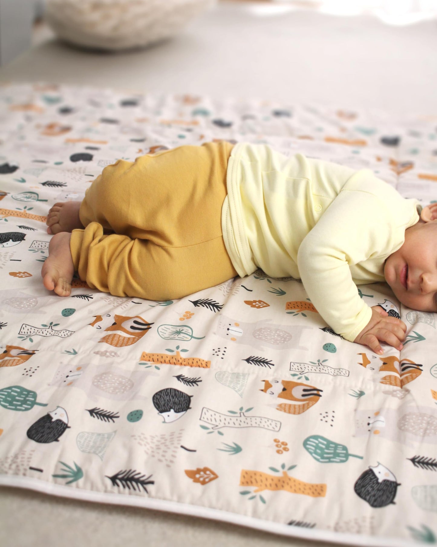TupTam Krabbeldecke für Baby 120x120 cm - Gepolsterte Spieldecke Baby Baumwolle, XXL, OEKO-TEX, Weich & Hautfreundlich, Farbe: Wald/Beige