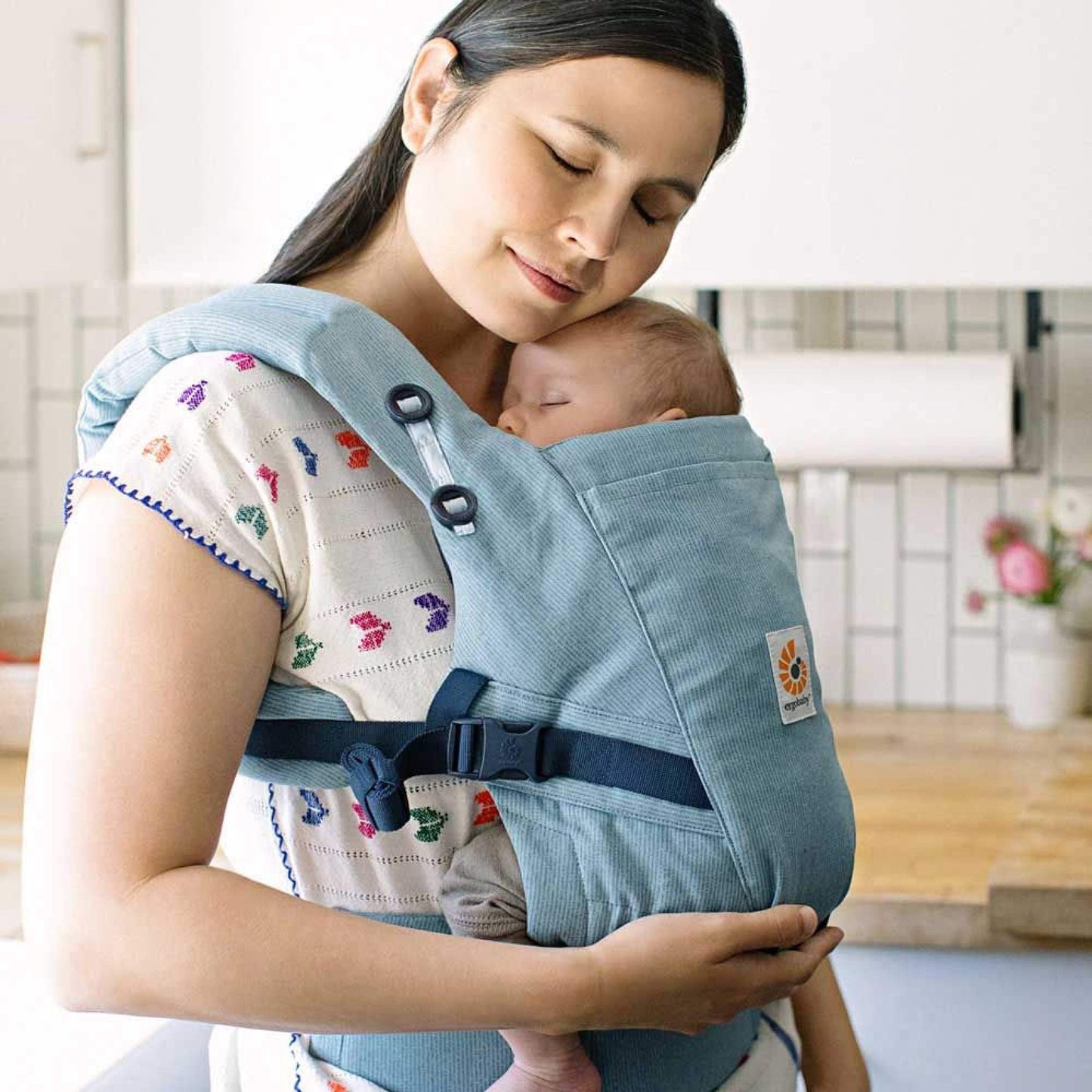 Ergobaby Adapt Babytrage für Neugeborene ab Geburt, 3-Positionen SoftFlex Mesh Ergonomische Babybauchtrage Rückentrage Baby-Tragetasche, Natural Beige, 1 Einheit