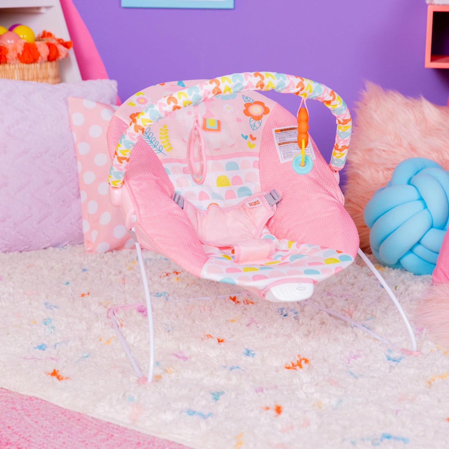 Bright Starts, Babywippe Babyschaukel Safari Fun mit Beruhigenden Vibrationen, Spielbogen mit 2 Spielzeugen, 3-Punkte-Gurt Sitz, Maschinenwaschbares Sitzpolster, ab der Geburt bis 9kg