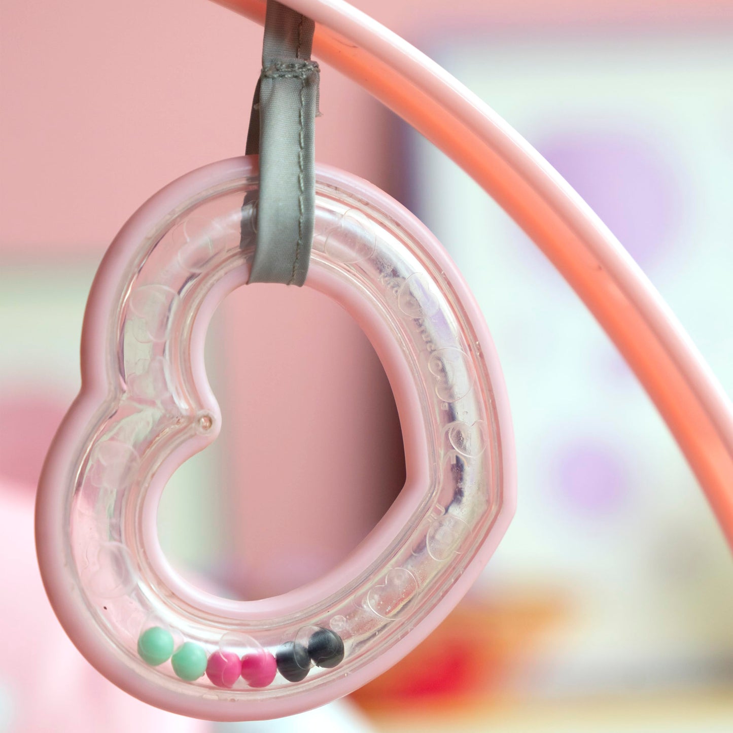 Bright Starts, Disney Baby Minnie Mouse Forever Besties, Wippe für Babies und Kleinkinder, mit beruhigenden Vibrationen, abnehmbarem Spielzeugbogen und 2 Spielzeugen, rose, 12209