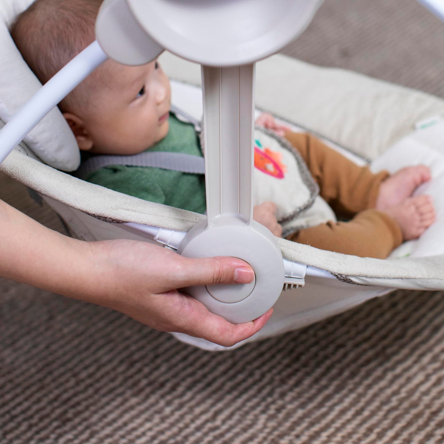 Ingenuity, tragbare Babyschaukel, Cuddle lamp - mit Melodien, Zeit- und Schaukeleinstellung