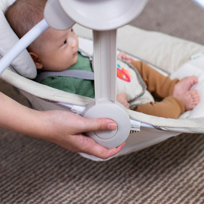Ingenuity, tragbare Babyschaukel, Cuddle lamp - mit Melodien, Zeit- und Schaukeleinstellung
