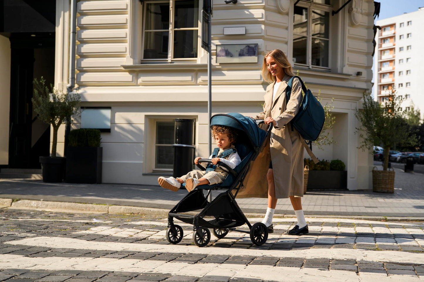 MoMi Kinderwagen ANDREA mit automatischem Faltsystem, bis 22 kg Körpergewicht, 5-Punkt-Sicherheitsgurt, Getränkehalter, Einkaufskorb, Tasche, Insekten- und Regenschutz, mit Zwillingsfunktion