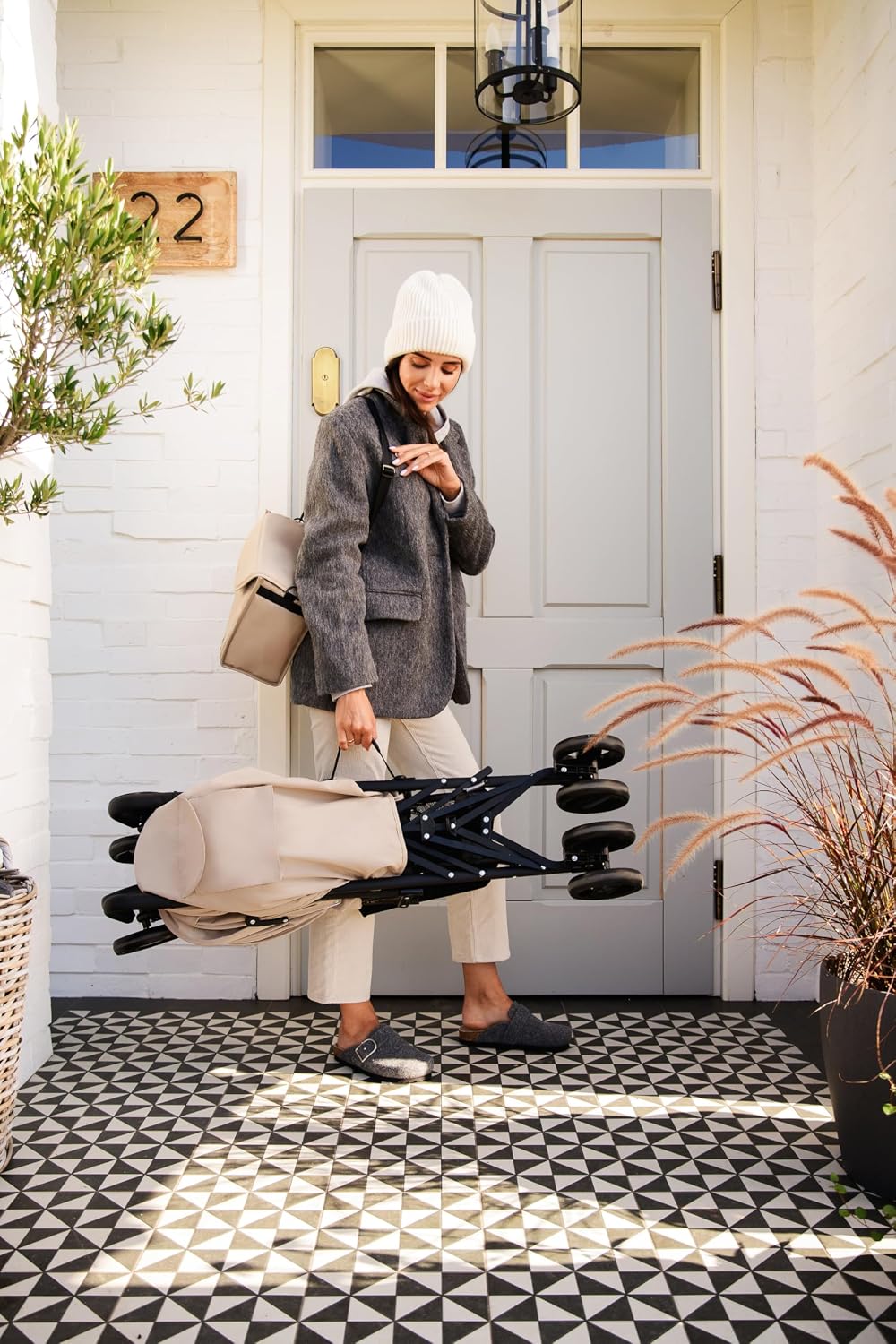 MoMi AKIRA Kinderbuggy Kinderwagen ab 6 Monaten (bis 15 kg), verstellbarer 5-Punkt-Sicherheitsgurt, Babytasche, Einkaufskorb, Regen- und Insektenschutz.