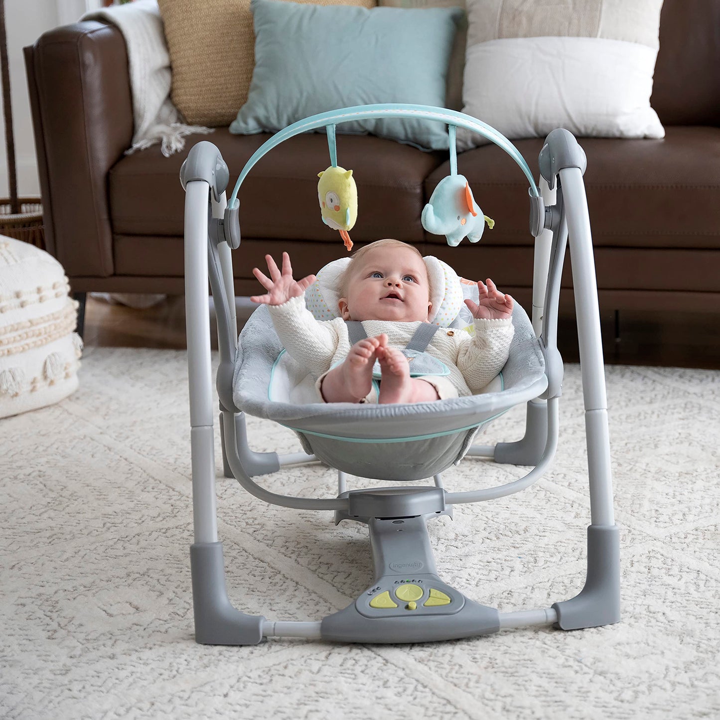 Ingenuity Hugs & Hoots zusammenklappbare & tragbare Babyschaukel, 5 Schaukelgeschwindigkeiten, 8 Melodien, 3 Naturgeräusche, Lautstärkeregulierung und Spielzeugbügel, ab der Geburt bis 9kg