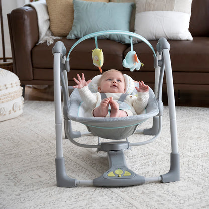 Ingenuity Hugs & Hoots zusammenklappbare & tragbare Babyschaukel, 5 Schaukelgeschwindigkeiten, 8 Melodien, 3 Naturgeräusche, Lautstärkeregulierung und Spielzeugbügel, ab der Geburt bis 9kg