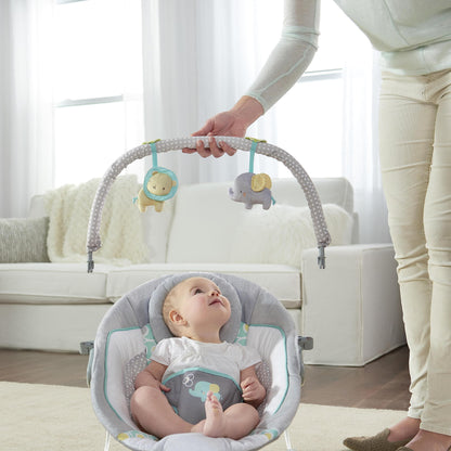 Ingenuity, Morrison Baby Rocker with Soothing Vibrations &amp; 8 Melodies, Play Arch with 2 Toys, Volume Control, Padded Headrest, 3-Point Harness, from Birth to 9 kg 