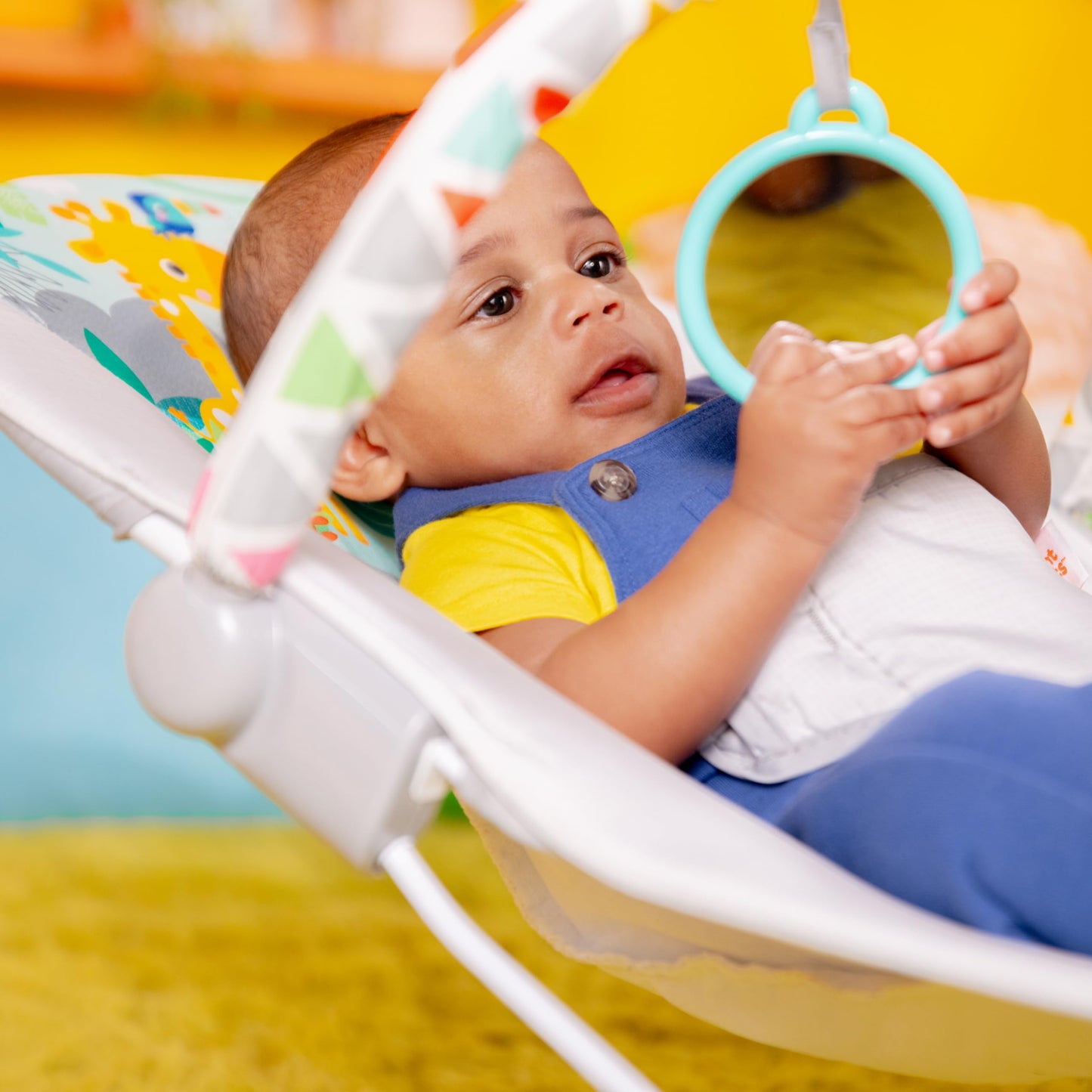 Bright Starts, Babywippe Babyschaukel Safari Fun mit Beruhigenden Vibrationen, Spielbogen mit 2 Spielzeugen, 3-Punkte-Gurt Sitz, Maschinenwaschbares Sitzpolster, ab der Geburt bis 9kg