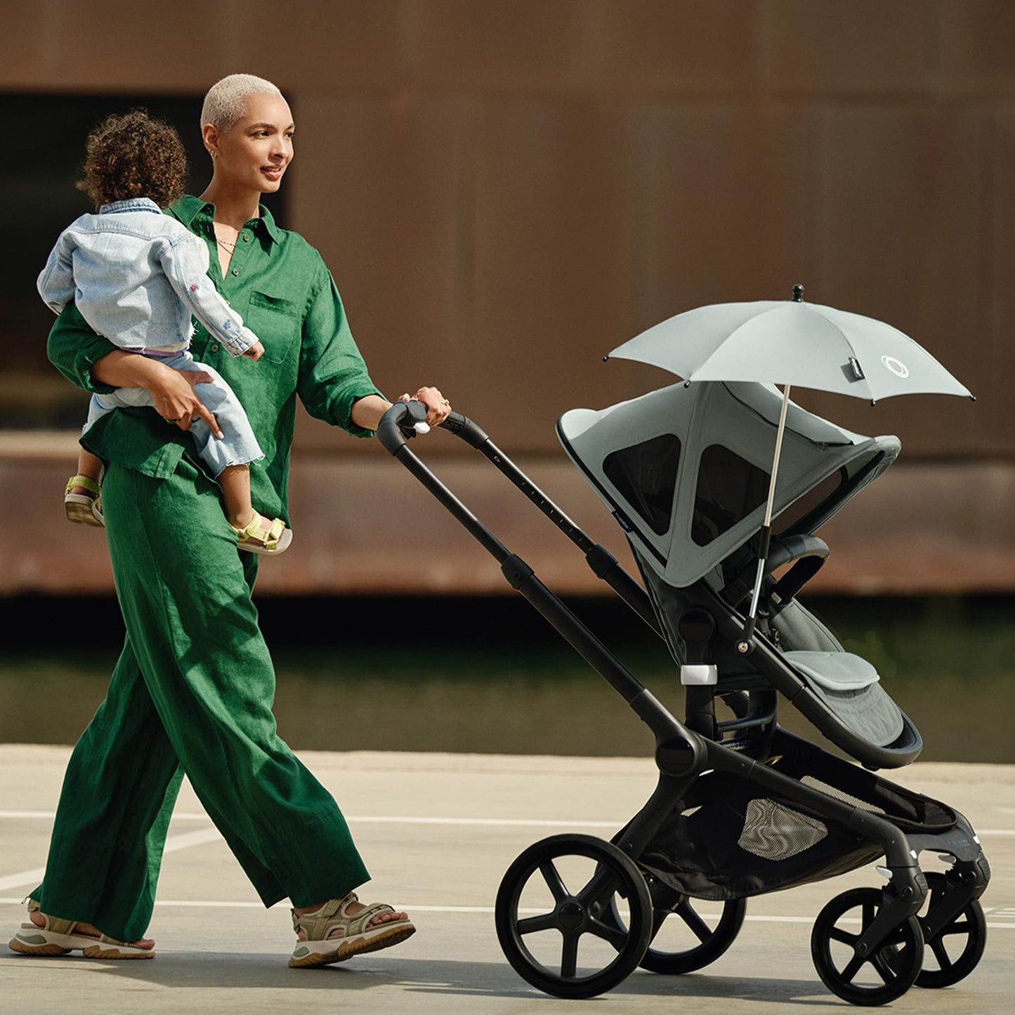 Bugaboo Sonnenschirm+, kompatibel mit allen Bugaboo Kinderwagen, mit UPF 50+ Schutz gegen UV-Strahlen, große Schattenfläche, Verbindung mit einem Klick & leicht verstellbarer Mechanismus, Desert Taupe