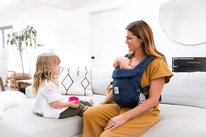 Ergobaby Adapt Babytrage für Neugeborene ab Geburt, 3-Positionen SoftFlex Mesh Ergonomische Babybauchtrage Rückentrage Baby-Tragetasche, Natural Beige, 1 Einheit