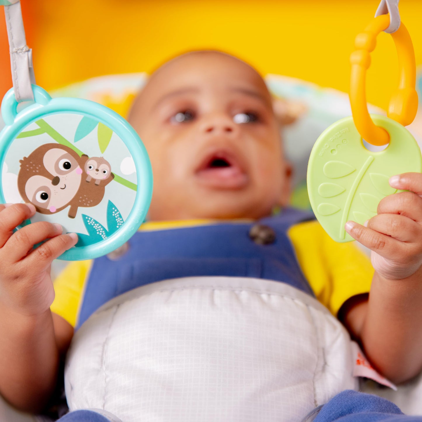 Bright Starts, Babywippe Babyschaukel Safari Fun mit Beruhigenden Vibrationen, Spielbogen mit 2 Spielzeugen, 3-Punkte-Gurt Sitz, Maschinenwaschbares Sitzpolster, ab der Geburt bis 9kg