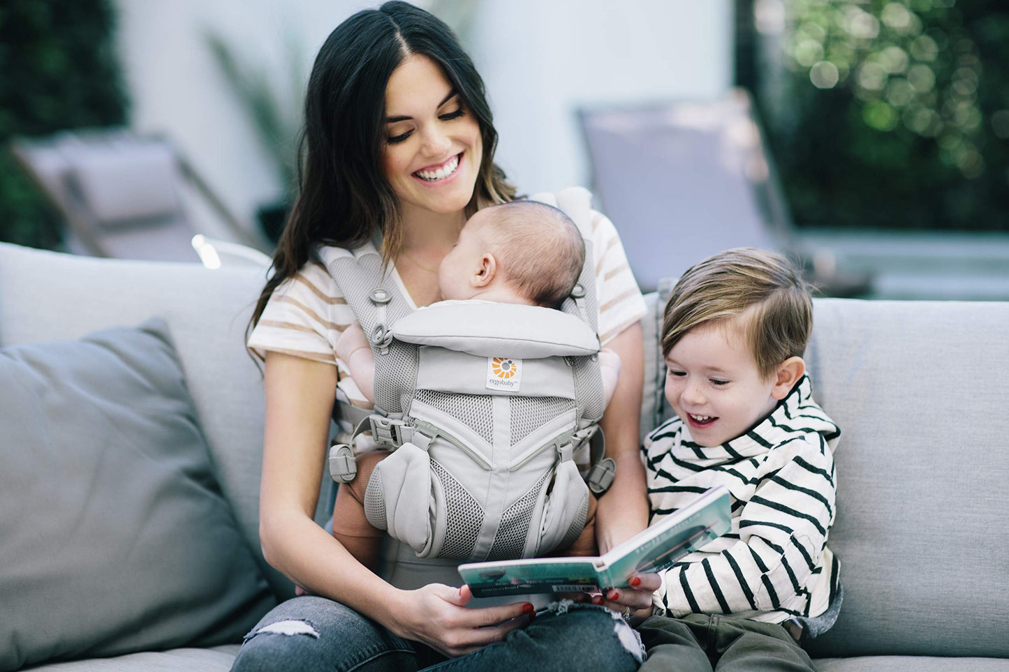 Ergobaby Babytrage, Omni 360 Cool Air Mesh mit 4 Positionen für Neugeborene bis Kleinkinder (0-4 Jahre), ergonomische Kindertrage und Rucksack, Mitternachtsblau
