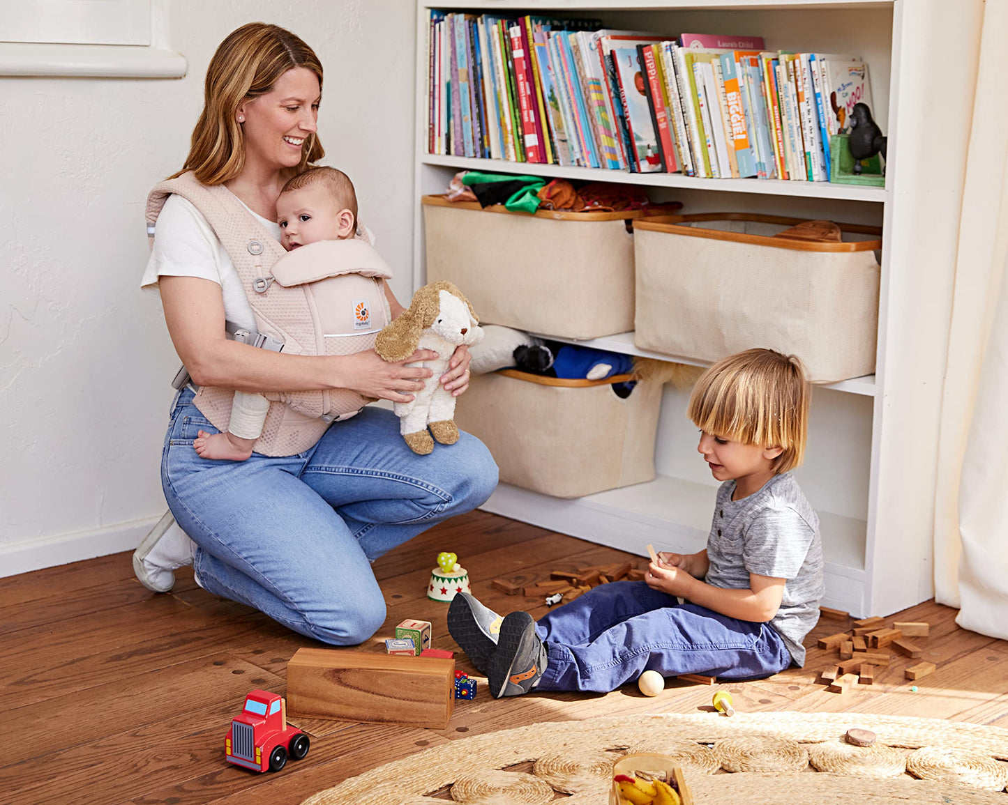 Ergobaby Adapt Babytrage für Neugeborene ab Geburt, 3-Positionen SoftFlex Mesh Ergonomische Babybauchtrage Rückentrage Baby-Tragetasche, Natural Beige, 1 Einheit